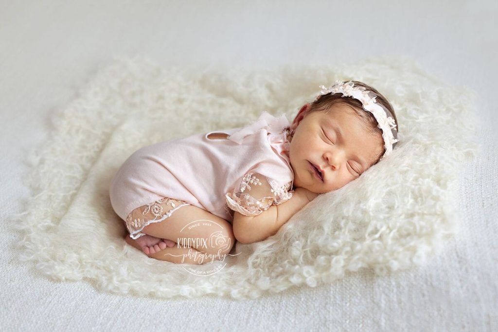újszülött fotózás kislány